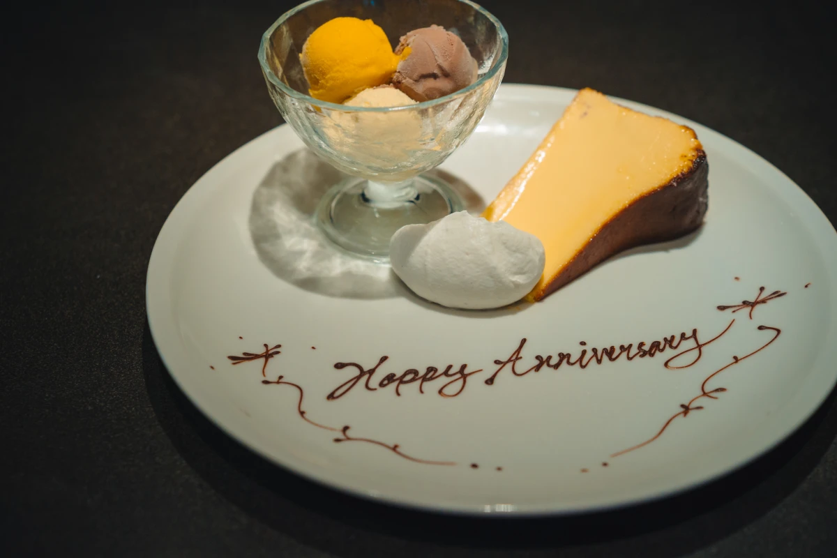 さりげないサプライズで、心温まるお祝いを | 【お祝いディナープラン】人気のディナーコース+乾杯ドリンク★デザート盛り合わせ★大切な方や恋人とのちょっとしたお祝いにおすすめ★好アクセスな那覇市内