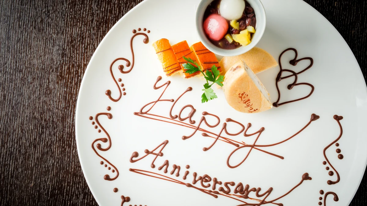 メッセージプレートと乾杯で華やかに★家族みんなで楽しむファーストバースデー | 土日祝限定・離乳食持ち込みOK!【3〜12名 ★個室確約/ファーストバースデーランチプラン】鯛の姿造り付き豪華お祝い会席+メッセージ付きプレート+乾杯用スパークリング清酒★1歳の誕生日を彩るかけがえのない時間★東京駅・二重橋駅直結