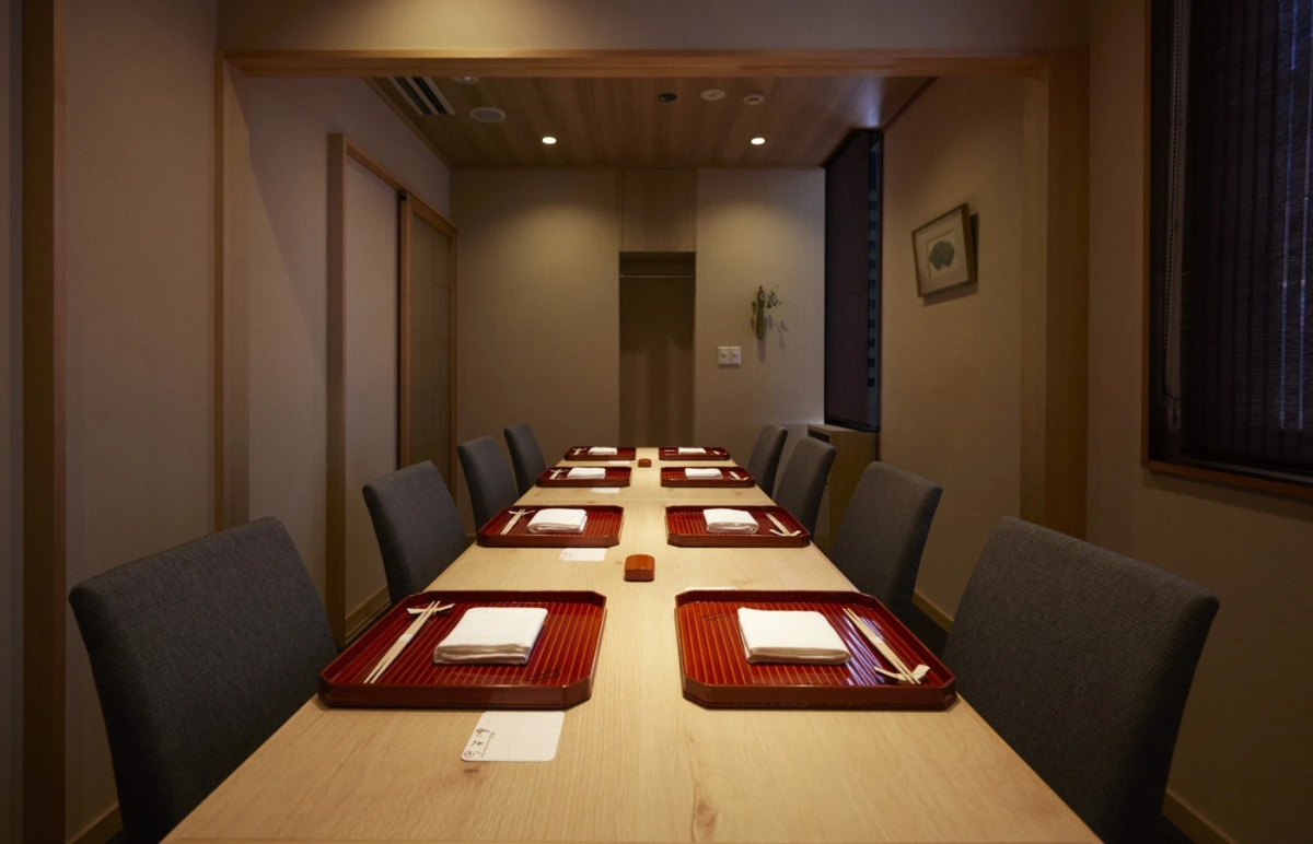 静謐な個室席で、大切なハレの日を特別なひとときに | 【最大8名×個室席確約×お祝いランチ】厳選された四季折々の味覚を堪能★名物・季節の土鍋御飯付の職人技光る京風懐石コース全8品★銀座の静謐な個室で特別な日を祝う