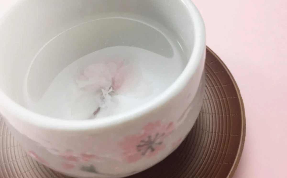 お食事前に“桜茶”をご用意しております | 【4名～6名様・個室確約／顔合わせ・結納ランチ＆ディナー】伊勢海老の活造り・焼き物・笹寿司など全11品　寿ぎ（ことほぎ）コース　★大阪・難波で家族の絆を深めるひととき