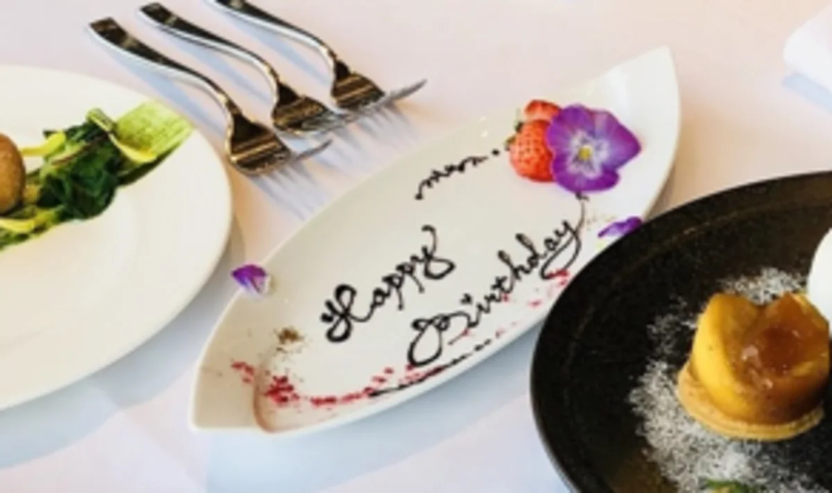 お祝いを華やかに彩るメッセージ付きプレート | 【2～6名様 / 個室確約★結納・お顔合わせディナー】選べる2コース★Wメインフレンチ＆メッセージ付きプレート★横浜夜景を望む贅沢な空間でご両家のお祝い◎桜木町すぐ