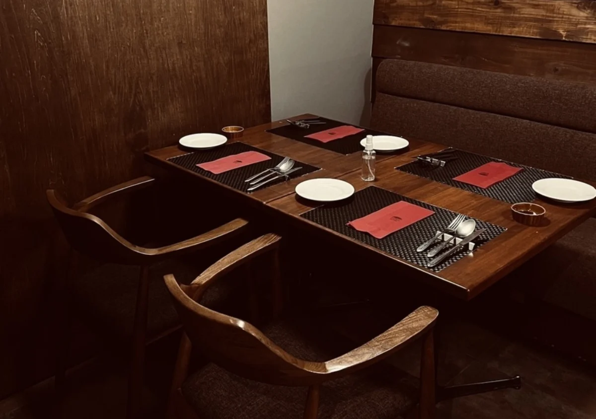 【4名~最大12名ご案内】会話弾む時間を演出。落ち着きのあるテーブル個室席を確約 | Anny限定【4名~12名/個室確約/結納・顔合わせ】パスタや自慢の肉料理を堪能する「AUGURI」コース全6品+乾杯ドリンク★四条烏丸のカジュアル×本格イタリアンで家族の門出を祝う