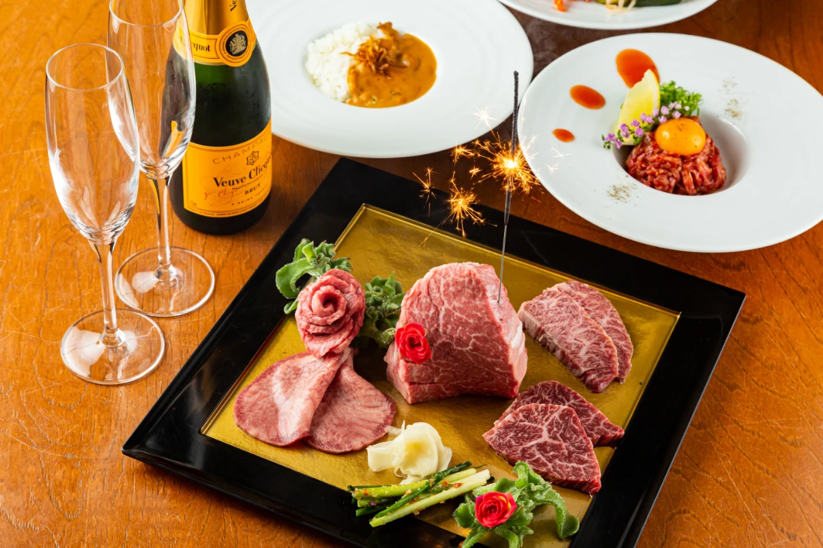 クリスマスを盛り上げるミニシャンパンやX’masプレート | 12月限定【2026 / クリスマスプラン】極上肉「飛鳥座牛」クリスマス限定コース＋乾杯ミニシャンパン＋X’masプレート付き★大阪・梅田で最高峰の黒毛和牛を堪能する至福の夜