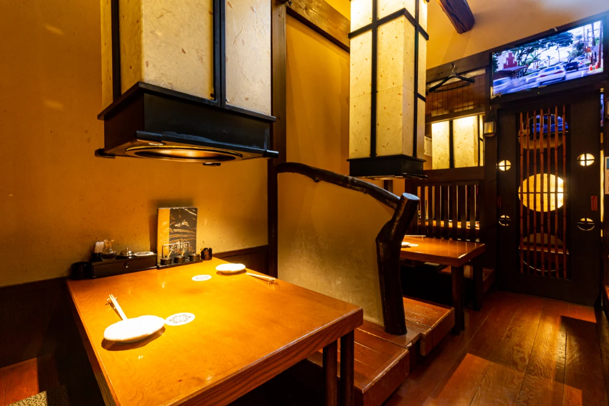 ゆったりと食事をお楽しみ頂ける店内 | 【アニバーサリーディナーコース★16,000円】飛鳥座牛のシャトーブリアンも楽しめる全9皿★乾杯シャンパン＆記念日プレート付き★大阪・梅田で最高峰の黒毛和牛を堪能する至福の時