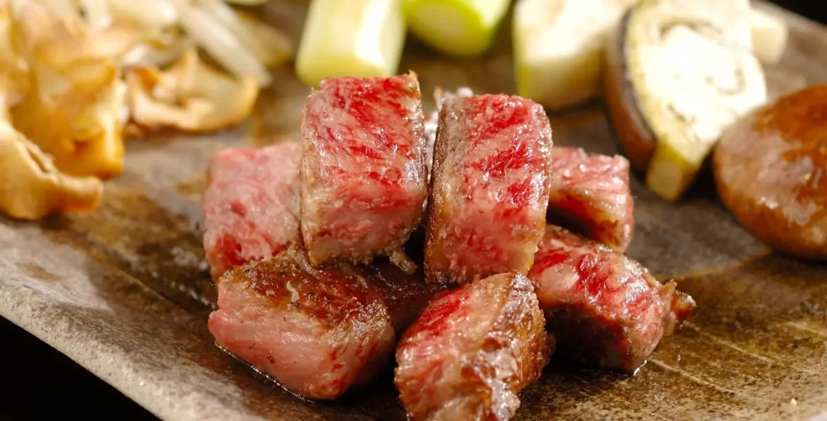 節目のお席にふさわしい、豪華鉄板焼コース | 【最大8名◆個室確約 顔合わせ・結納プラン】フォアグラ・国産牛ステーキなどを味わう鉄板焼ディナーコース+乾杯ドリンク+メッセージ付きホールケーキ★両家の絆を深める、心づくしの贅沢ディナー★外苑前駅から徒歩3分★