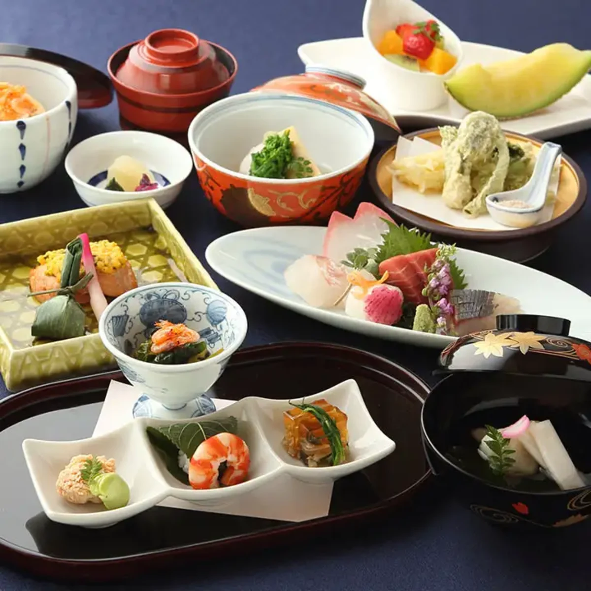 おすすめの逸品を取りそろえた絶品会席で心華やぐお祝いのひとときを | 【最大10名様 / 個室確約★お子様お祝いランチプラン】すき焼き鍋or国産牛ステーキから選べるメイン「月と星の会席」全7品＋ウェルカムドリンク＋メッセージプレート★東京ベイエリアの絶景堪能！ホテルレストラン★