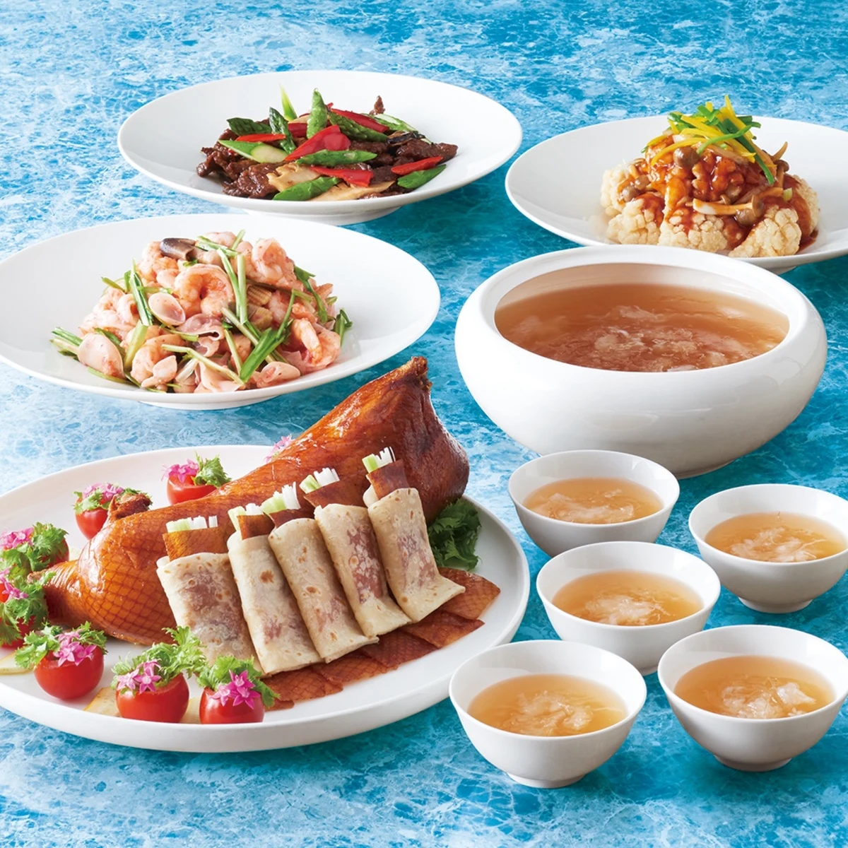 素材の魅力を最大限に引き出す匠の技★五感を刺激する至高の食体験 | 【6～16名様 / 個室確約＊ご長寿お祝いプラン】心華やぐ至福の食体験★ふかひれスープ・北京ダック含む全8品+乾杯スパークリングワイン＋フリードリンク（2h）★有楽町駅徒歩1分・東京駅地下道直結の美食空間