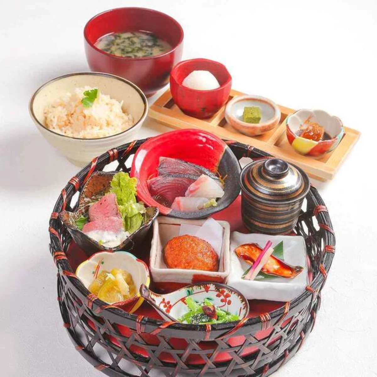季節の恵みを味わう昼会食で特別なアニバーサリー | 【アニバーサリーランチプラン】旬の味覚を盛り込んだ昼会食「響膳」+オーダーメイドのデザートプレート★アニバーサリープランナーの事前打ち合わせ付き★