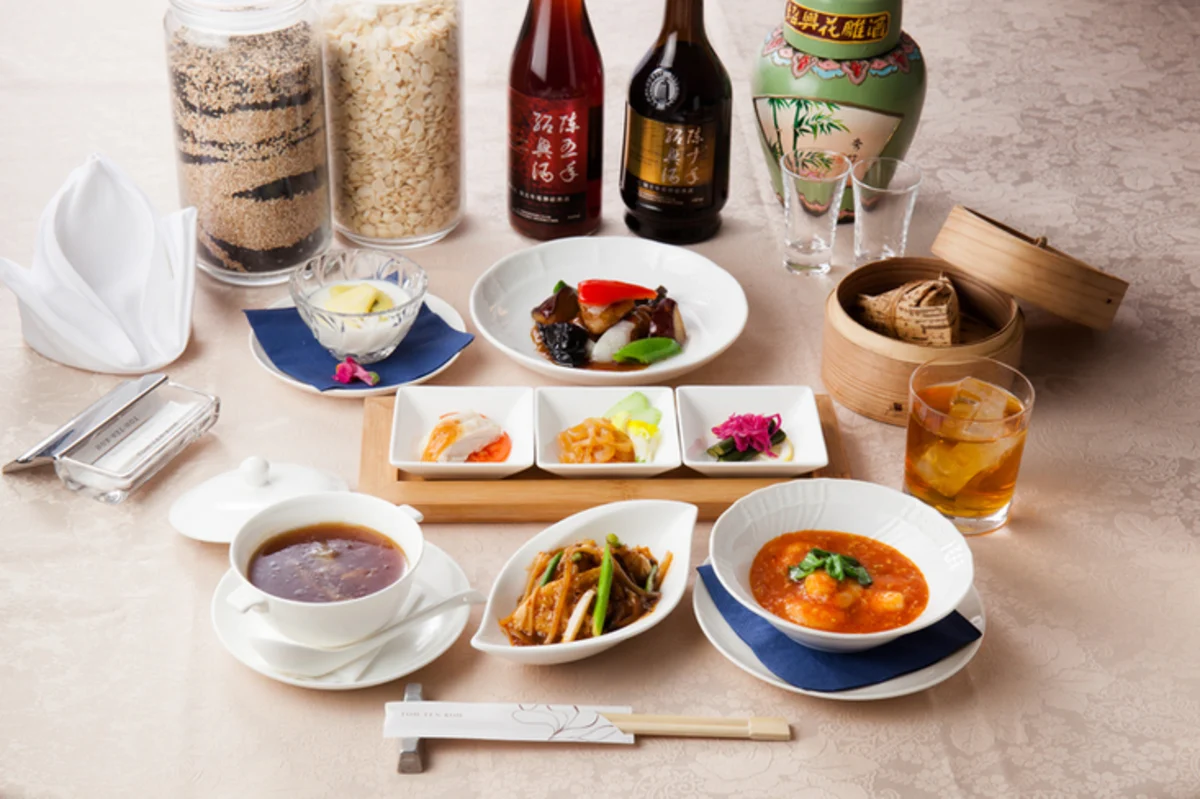 日本人に愛される味に仕上げた、見た目も華やかな広東・福建料理 | 【個室確約 還暦・ご長寿プラン】ふかひれの蒸しスープを含む全9品+乾杯ドリンク+メッセージプレート+ちゃんちゃんこ貸し出し★大江戸線A1出口徒歩1分☆両国のホテルで本格中華を満喫【有料オプションで長寿向けアレンジメントフラワーあり】