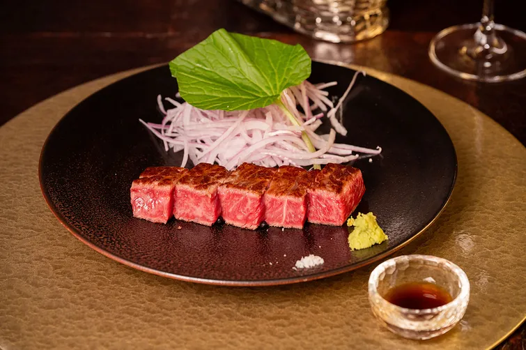 素材の魅力を最大限に引き出す匠の技★五感を刺激する至高の食体験 | 【最大12名様 / 個室確約★賀寿祝いや七五三におすすめ〜大人数のお祝いプラン】五感で味わう贅沢な食体験〜神戸牛を堪能する至高の食体験★選べる神戸牛A5ステーキコース＋メッセージ付プレート〜銀座の名店で特別なひとときを