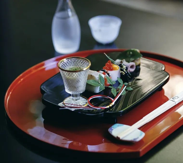 ご両家の距離を近づける、和やかな乾杯のひととき | 【4~10名様 / 個室確約*ご両家お顔合わせ・結納ランチプラン】四季を彩る本格懐石全8品+乾杯ドリンク★信濃町駅徒歩3分 / 日本の美意識が息づく明治記念館