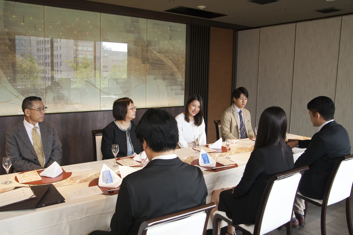 大人のシックな個室空間で優雅な会食を | 【個室確約 /4名~8名★結納・お顔合わせプラン】自家製生ケーキ含む季節を感じる懐石料理全9品&乾杯ドリンク★青山の中心で祝う新たな家族の誕生