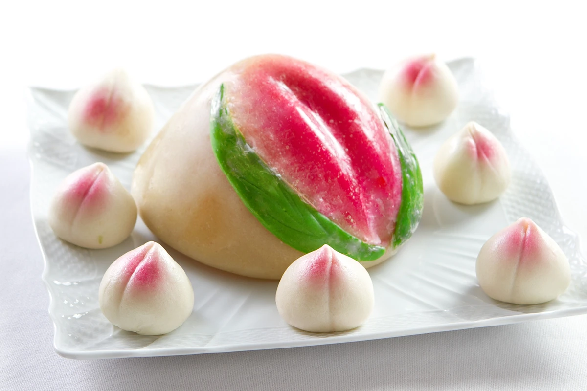 可愛らしい桃饅頭付き!慶事にふさわしい絶品中華ディナー | 【個室確約 還暦・ご長寿プラン】フカヒレの姿煮・北京ダックなど全8品中華コースディナー~峨眉山~★飲み放題&メッセージ付き桃饅頭★西麻布で本格四川料理