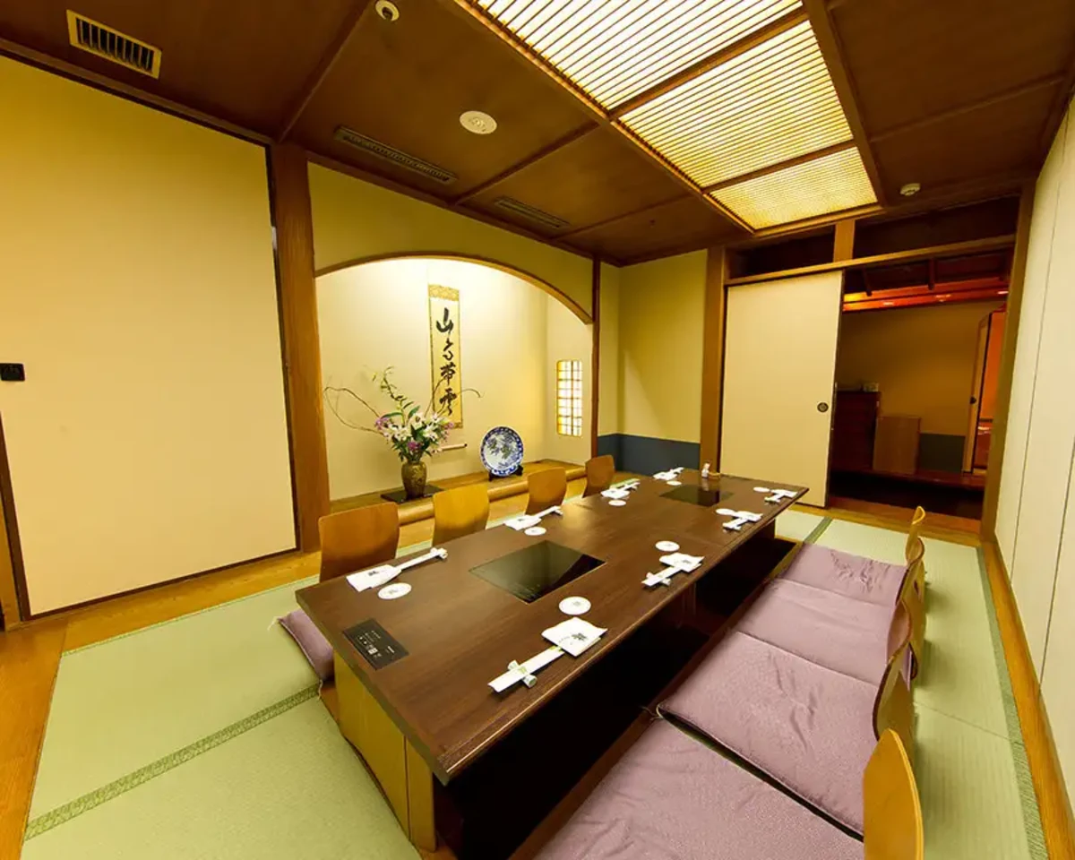 "特別な日"にぴったりの落ち着いた個室 | 【個室確約】お宮参り/七五三プラン★季節のお料理&特選牛リブロースしゃぶしゃぶコース★川崎日航ホテル内店舗でお祝い★