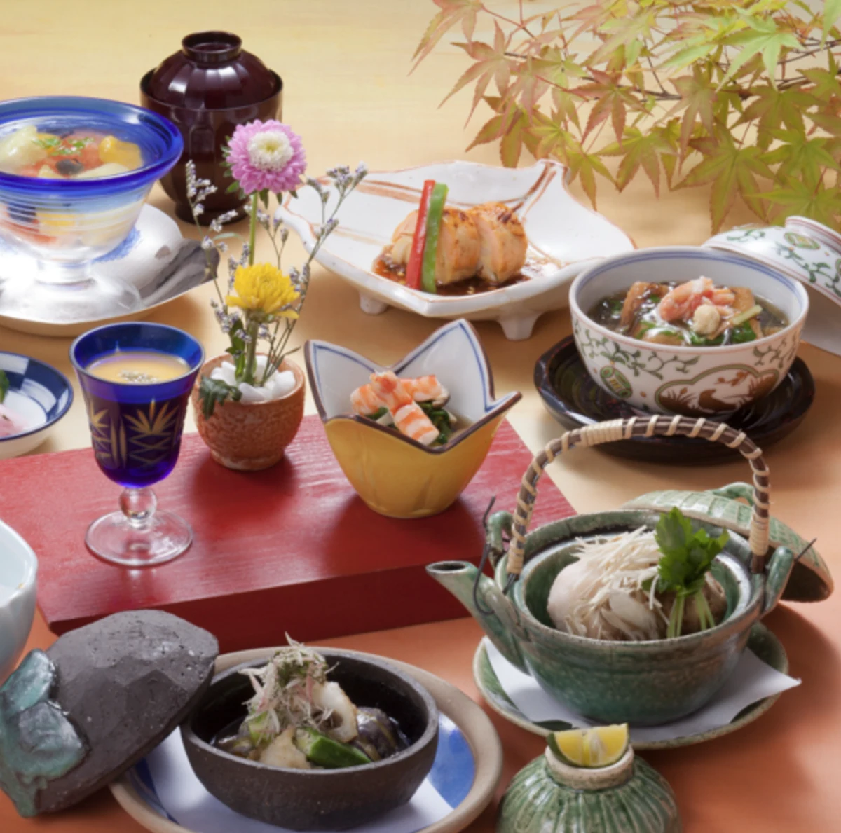 繊細な職人技に舌鼓〜季節の恵みを堪能する贅沢な美食体験 | 【5〜10名様 / 気品に満ちた個室確約★大人数のお祝いランチプラン】繊細な職人技に舌鼓〜季節の厳選食材が織りなす懐石料理＋乾杯ドリンク〜中之島駅直結★リーガロイヤルホテル大阪
