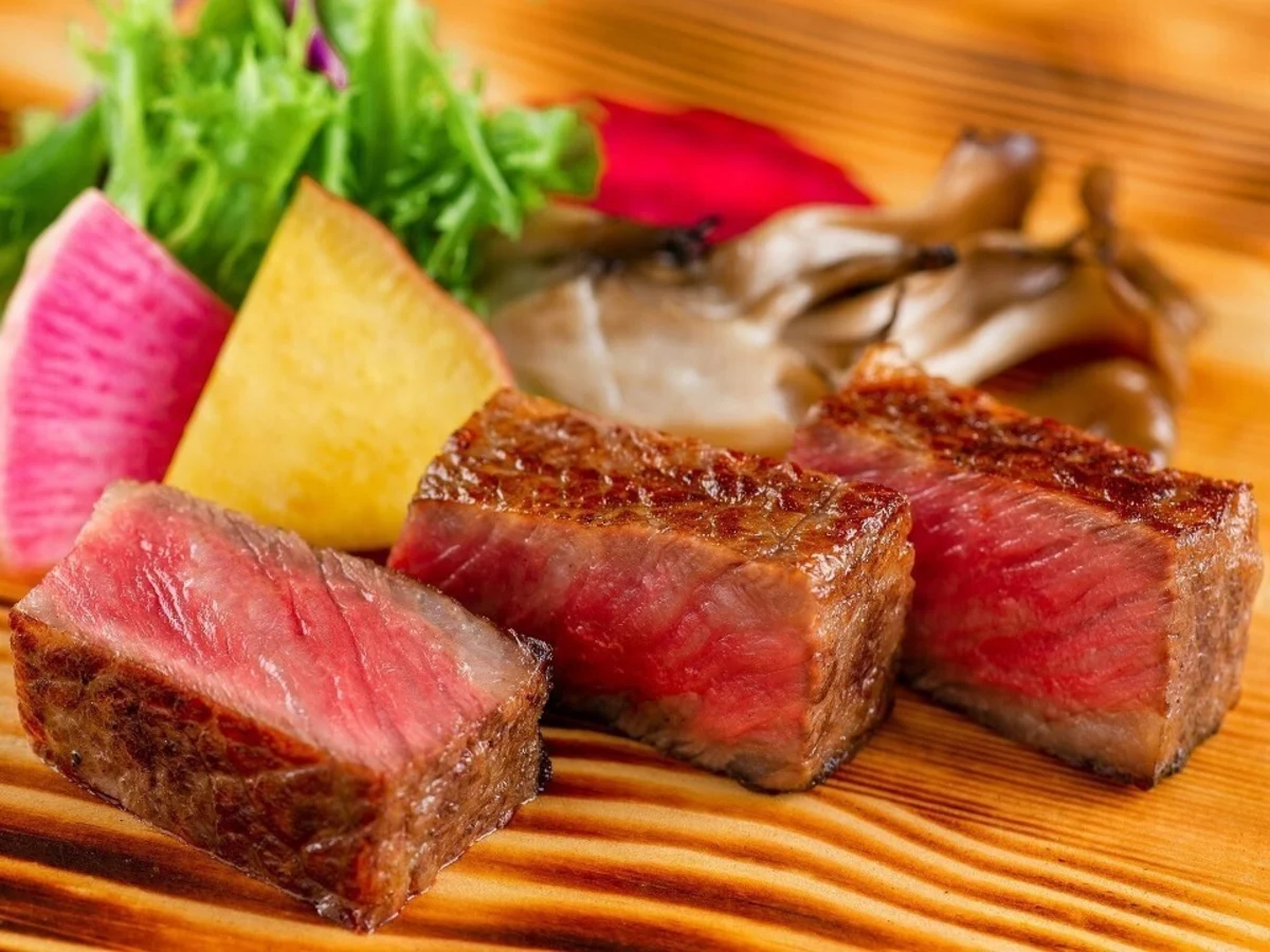 【5〜12名様 / 個室確約★ご長寿米寿お祝いプラン】旬の味覚を堪能★美食の饗宴★お刺身姿盛り& デコレーション海鮮ちらし寿司+豪華会席+メッセージを添えたデザートプレート+ちゃんちゃんこ貸出無料〜上質な和モダン個室で人生の節目を米寿お祝い★ホテルモントレエーデルホフ札幌 / 地下鉄南北線・東豊線さっぽろ駅徒歩2分の写真 3