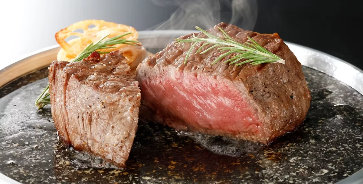 贅沢な薪焼き黒毛和牛シャトーブリアンコースを堪能 | 【アニバーサリープラン】薪焼きで調理した「黒毛和牛シャトーブリアン150gコース」★肉質もよく厚みのある希少部位の贅沢なステーキを味わう★小倉駅徒歩1分の好ロケーションで忘れられない記念日を