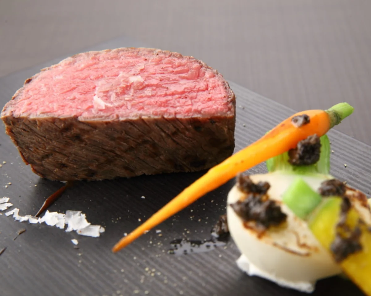 多彩な料理全9品が愉しめる肉割烹コースで、接待・会食を上質なひとときを | 【個室確約×接待・会食プラン】極ブランド「佐賀牛」を贅沢に味わう、多彩な逸品が並ぶ肉割烹ディナー全７品★銀座一丁目駅至近の好立地で、大切なゲストを上質にもてなすひとときを