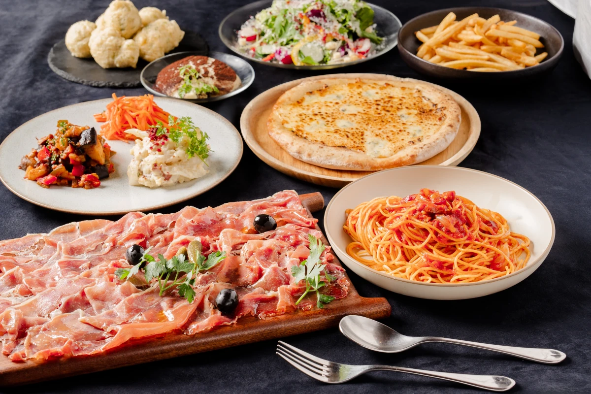 【10〜20名様★飲み放題付きお祝いプラン】大皿スタイルで愉しむ絶品料理〜イタリアンの名店で研鑽を積んだシェフ自慢のパーティーコース+120分飲み放題★メッセージ付きプレートでサプライズ演出〜木の温もり溢れる寛ぎ空間で祝う至福のひととき / 50名様以上で貸切可★四ツ橋駅徒歩1分の古民家風カフェダイニングの写真 4