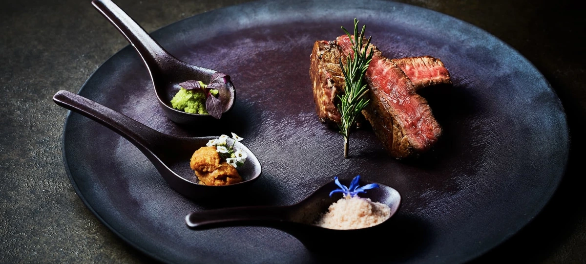 旬の美食に舌鼓〜四季折々の厳選食材を贅沢に堪能する鉄板焼きディナー | 【赤坂駅徒歩2分の非日常空間★アニバーサリーディナープラン】感動の美食体験〜特撰食材を贅沢に堪能★鉄板焼ディナーコース全9品＋乾杯用シャンパン＋メッセージを添えたデザートプレート〜モダンラグジュアリーな大人の隠れ家で過ごすとっておきの記念日