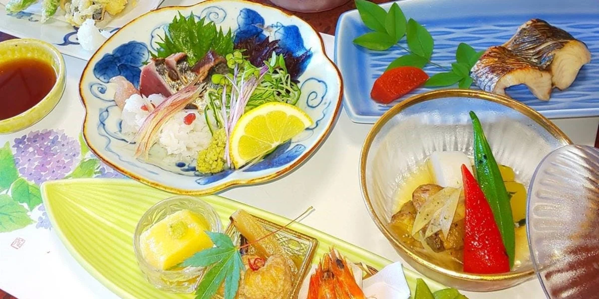 【完全個室確約×最大30名様でお祝い】地元の新鮮な海の幸、豪華お造りの姿盛り含む全10品会席ディナー★乾杯ドリンク付き★明治創業の趣ある空間で特別なひとときを淡輪で 料理