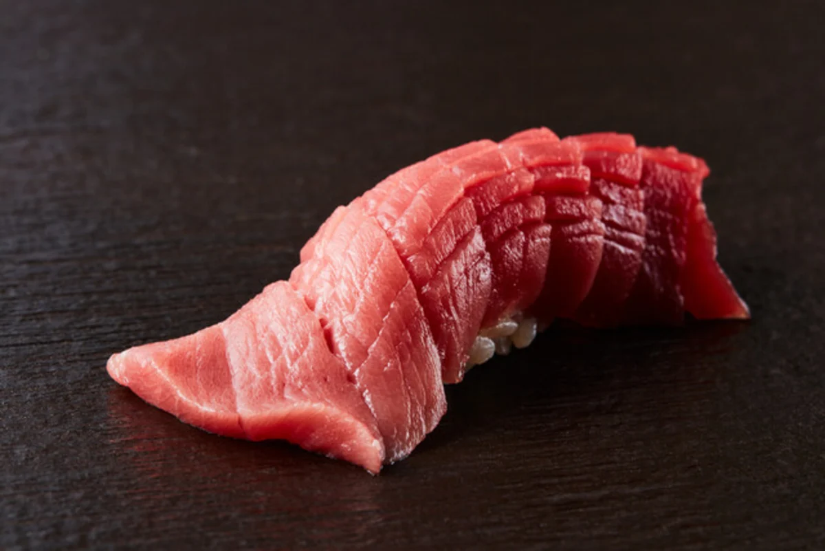旬の味覚と職人技が織りなす、接待にふさわしい贅沢な一席 | 【個室確約/接待・会食プラン】飯田橋駅から徒歩5分★こだわりの鮪と旬の極上ネタを楽しむ、お任せ握りコース＋お土産付き★粋が薫る、神楽坂の隠れ家で贅沢なひととき★