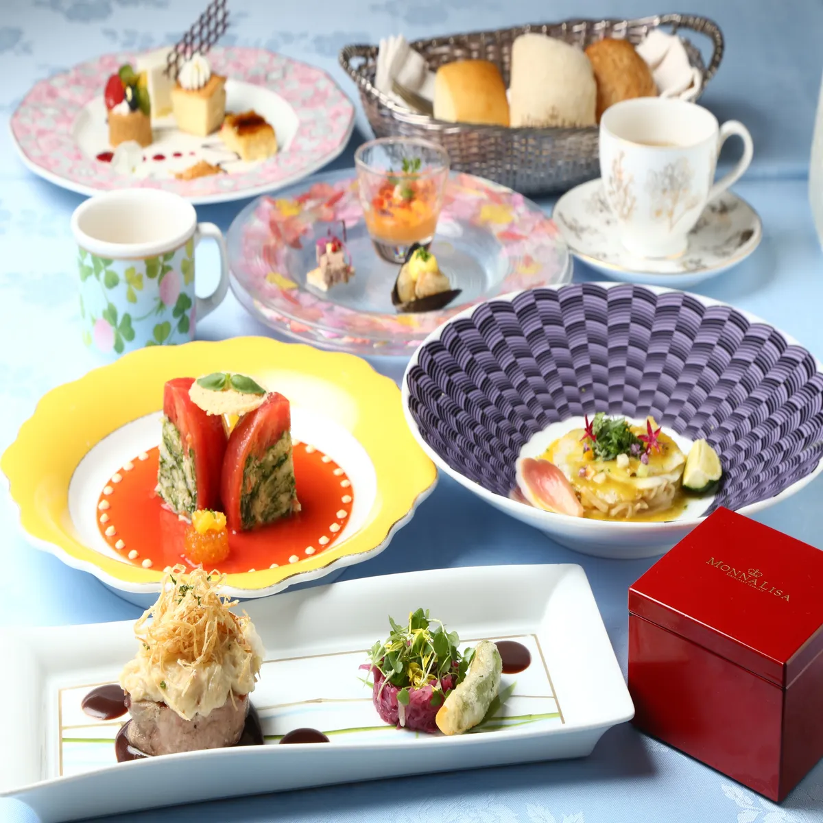 【東京を一望×アニバーサリーランチ】窓側席確約★丸ビル最上階で味わうWメイン"微笑みのフレンチ"全7品〈Menu Le Temps〉＋シャンパンカクテル＋記念日プレートの写真 1