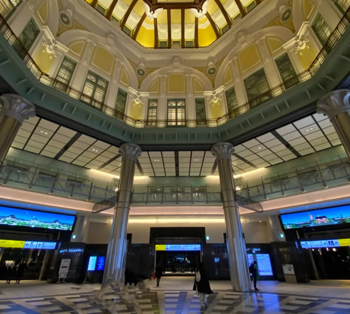 東京駅直結！隈研吾デザインの上質空間で楽しむアニバーサリー | 【東京駅直結！】特選黒毛和牛を楽しむアニバーサリーディナー★記念日を盛り上げる乾杯スパークリング＆フルーツメッセージプレート付き★ライブ感あふれるカウンター席