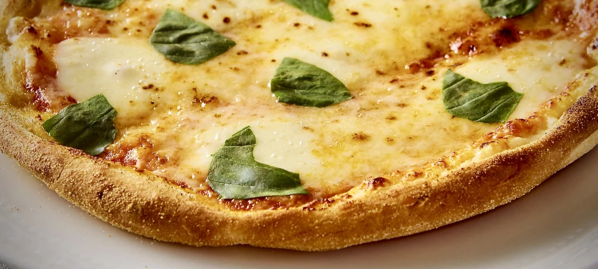 大皿スタイルで楽しむ絶品イタリア料理★素材の魅力を楽しむ贅沢な美食体験 | 【6〜20名様 / 飲み放題付★お祝いディナープラン】名店の味を堪能〜大皿料理で楽しむ絶品イタリア料理＋飲み放題★お祝いシーンにぴったりなオプション有★イタリア料理界の巨匠・片岡護シェフ監修の名店で華やかに祝う〜京都河原町駅徒歩1分