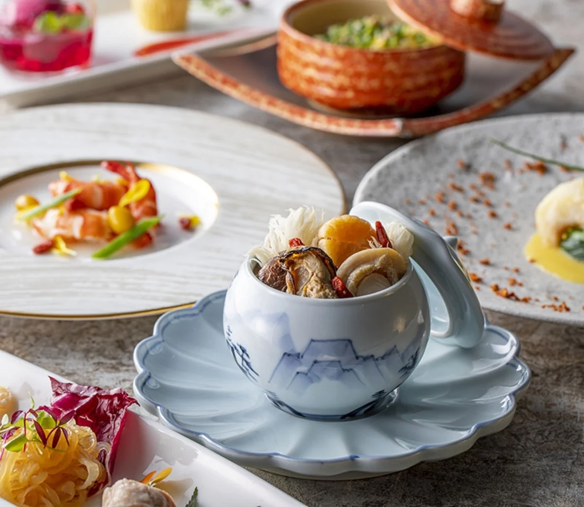 【最大12名様★Anny限定 / 5つ星ホテル×大人数のお祝いランチプラン】美食の饗宴★季節食材を堪能〜五感で味わう高級中国料理コース“シェフズスペシャルランチ”  ＋乾杯ドリンク＋ホールケーキ〜お手土産オプション有★西新宿駅徒歩2分・ヒルトン東京 料理