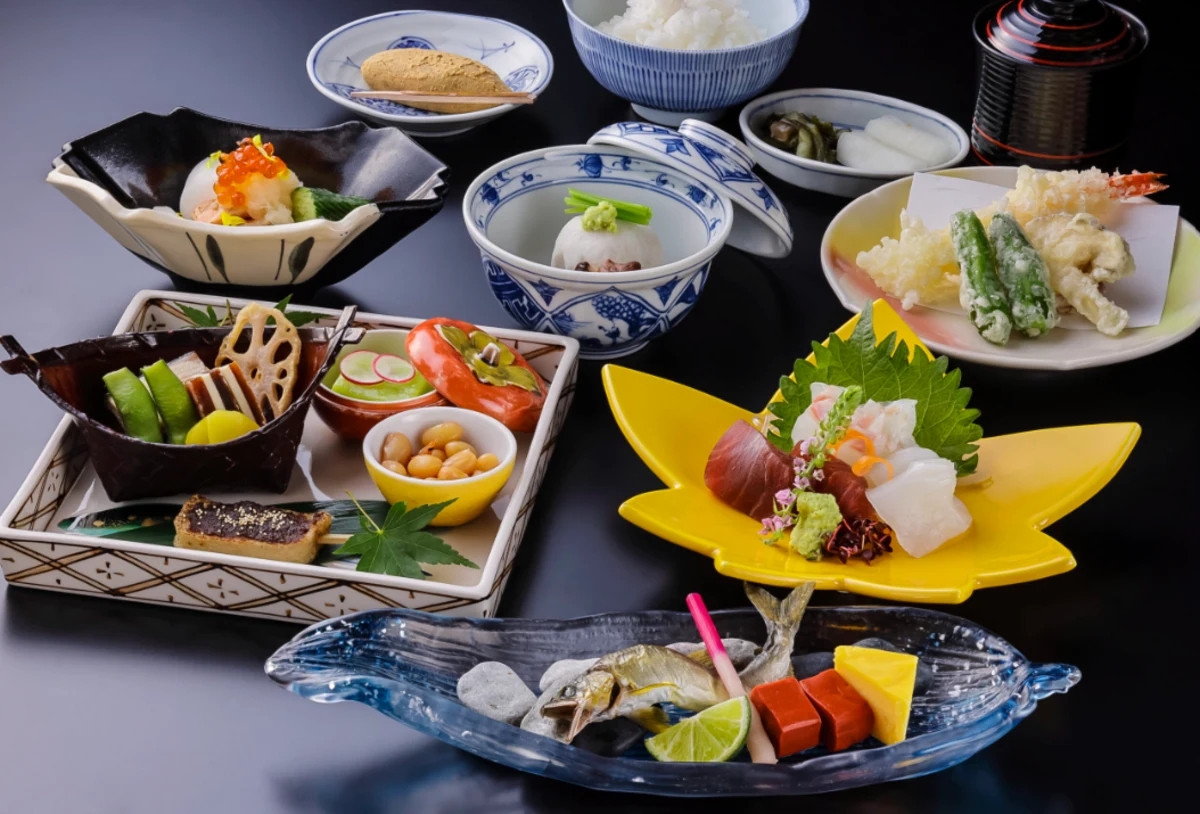 滋賀の恵みを味わう、繊細で美しい会席料理 | 【アニバーサリーランチプラン】黄金出汁が織りなす極上会席全9品★乾杯スパークリング×メッセージ付きプレート★琵琶湖ホテルのモダンな上質空間で満喫するひととき