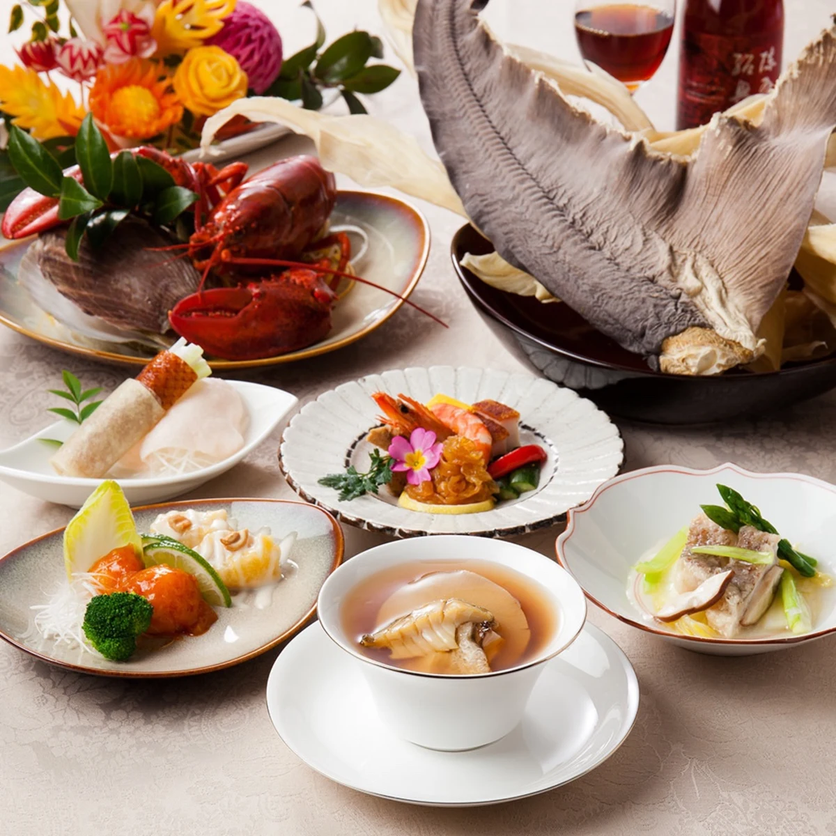 素材の魅力を最大限に引き出す匠の技★五感を刺激する至高の食体験 | 【5～16名様 / 個室確約＊ご両家お顔合わせプラン】老舗伝統のおもてなし×至高の食体験★東天紅名菜“ふかひれと鮑、きのこの熱々スープ”を堪能〜本格中国料理全8品+乾杯スパークリングワイン★有楽町駅徒歩1分・東京駅地下道直結の美食空間