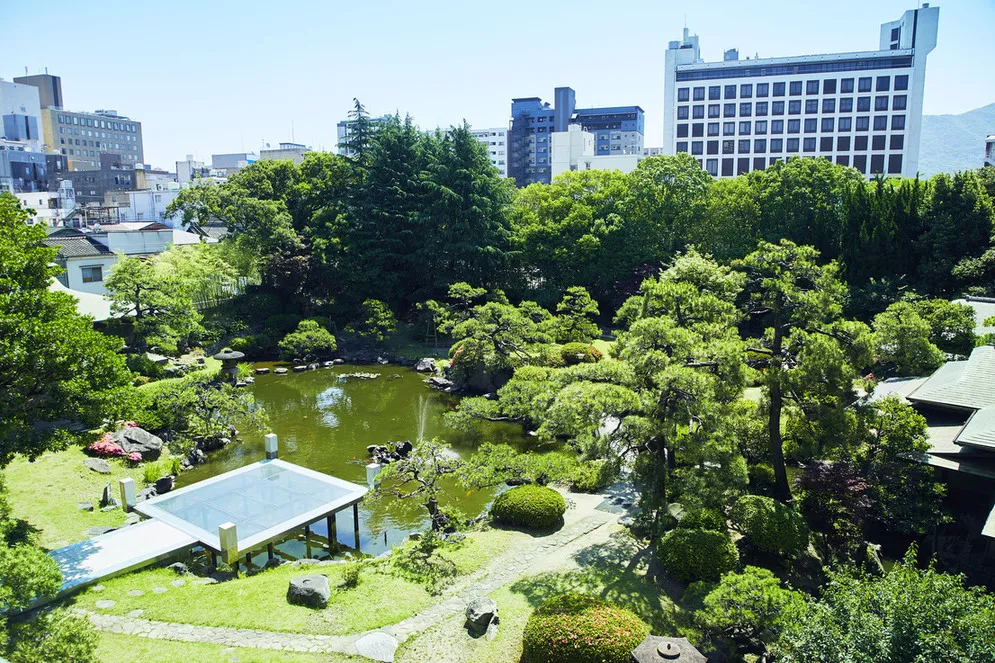 【4〜8名様 / 700坪の百年庭園×完全個室確約★大人数のお祝いランチプラン】繊細な職人技と厳選食材が織りなす“紫陽花会席”＋乾杯ドリンク＊アニバーサリープレートの追加可能★小倉駅徒歩圏♪ アートホテル小倉 ニュータガワの写真 4