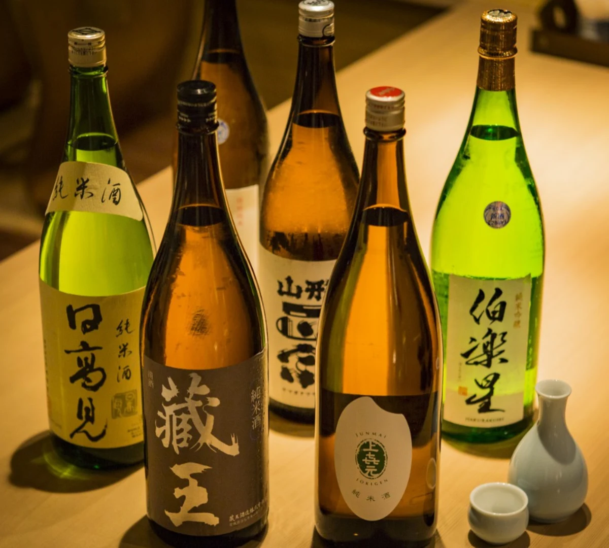 地酒が彩る東北ならではの祝宴のひととき | 【最大40名×大人数のお祝いディナー】牛タン焼きや天ぷらなど海と山の幸をふんだんに使用した全7品コース【仙金】＋地酒・生ビール含む2.5時間飲み放題★JR仙台駅徒歩3分の和モダン空間でお祝い