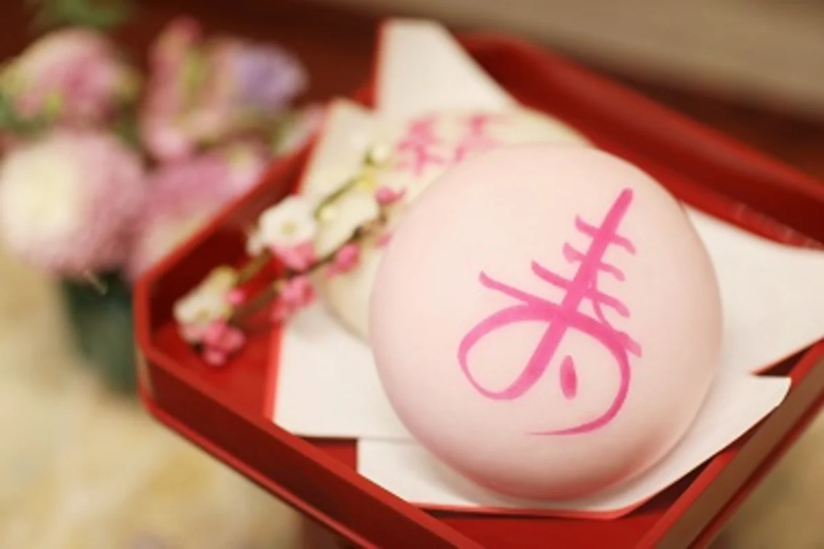 お祝い儀式をスムーズに進められる一升餅セットをご用意 | 【個室確約 一升餅プラン】専用リュック&わらじレンタル付き!名入り紅白餅+大人用お祝い会席ランチ★柏の由緒ある式場内の日本料理店★