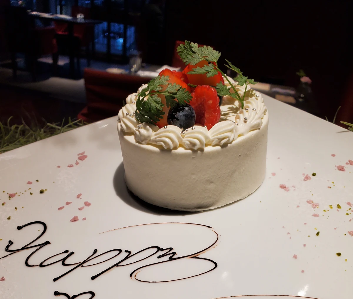 特製メモリアルホールケーキでサプライズなお祝いを | 【アニバーサリーディナーコース】季節感じるフレンチフルコース+特製メモリアルホールケーキ付き★お祝いムードを盛り上げる深紅のスタイリッシュな空間★アクセス抜群!元町駅から徒歩4分