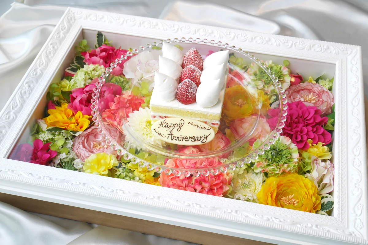 特製アニバーサリーケーキ＆乾杯ハーフスパークリングボトル付き | 【窓側席確約！ホテル記念日プラン】牛フィレ肉のロースト・海鮮のポワレなど豪華洋食ディナー Anniversary Course（アニバーサリーコース） 全8品＋乾杯ハーフボトルワイン＋写真映えケーキ★みなとみらいの夜景を堪能★