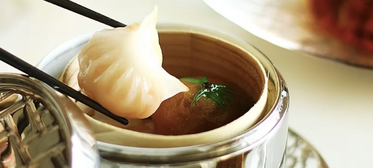 五感を刺激する至高の食体験★記憶に残る美食のひととき | 【土日祝日限定 / アニバーサリーランチプラン】厳選食材を使用した広東料理コース＋乾杯ドリンク＋メッセージプレート★憧れの5つ星ホテルで過ごす特別なひととき〜ザ・ペニンシュラ東京