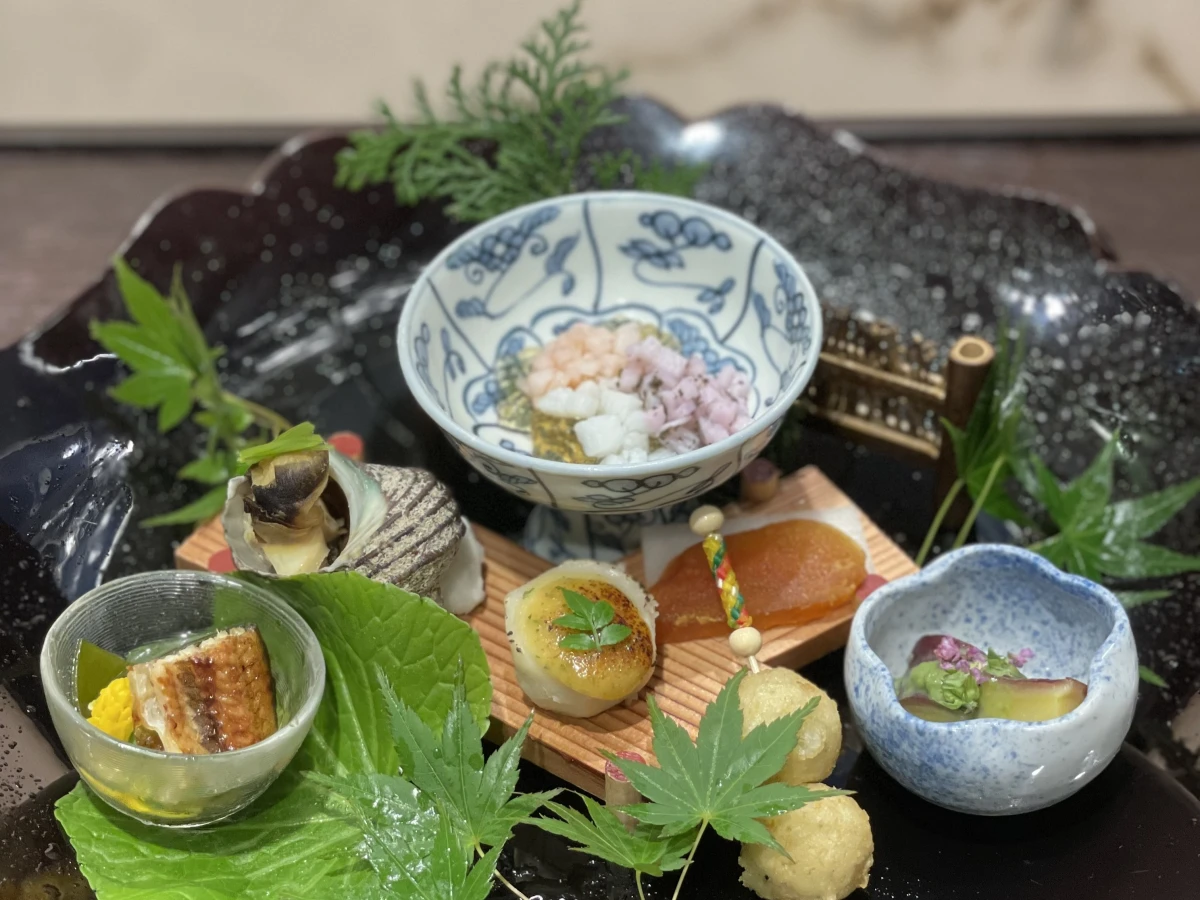 色鮮やかな四季映えの八寸はお祝いを華やかに演出。会話が弾みます | 【8名~24名★グループ年間3,000組以上のご利用実績!個室確約×お顔合わせ・結納プラン】慶祝 懐石料理全8品+乾杯酒★横浜の絶景を堪能!家族の絆を深めるひとときを