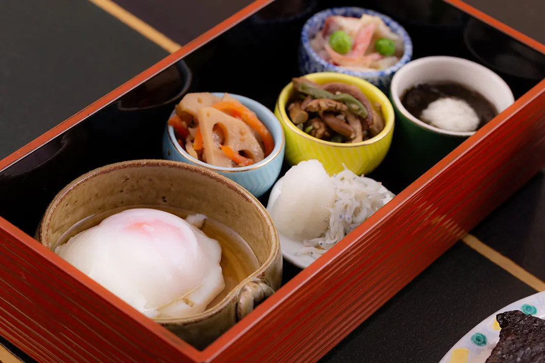 窓側半個室確約！【結婚記念日・誕生日お祝いプラン】和牛肉のステーキ付コース全10品＋1ドリンク付き！【懐石京錦】★東京駅の夜景を望む贅沢なホテルディナー★ 6