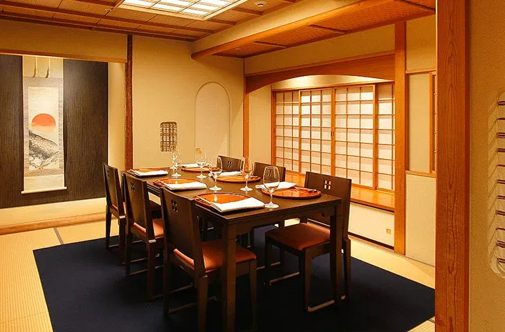 老舗日本料理店の伝統と寛ぎの空間を堪能 | 12月1日〜25日【個室確約*クリスマスディナープラン】老舗なだ万で愉しむ冬のご褒美時間〜仙台牛と季節の美味を味わう特別懐石+乾杯ドリンク★仙台駅徒歩5分 / 仙台国際ホテル