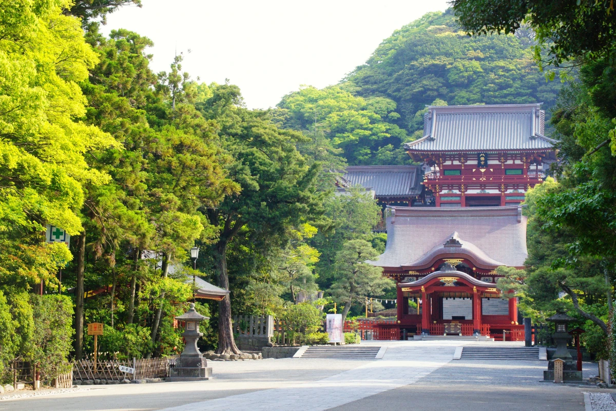 湘南・鎌倉・江ノ島観光にも最適な抜群のロケーション | 【6〜100名様 / 個室確約★ちゃんちゃんこ貸出可能♪ご長寿お祝いプラン】繊細な職人技に舌鼓〜季節の会席料理+乾杯スパークリングワイン+ソフトドリンク飲み放題★由比ヶ浜駅徒歩5分 / 和風リゾートホテル・KKR鎌倉わかみや