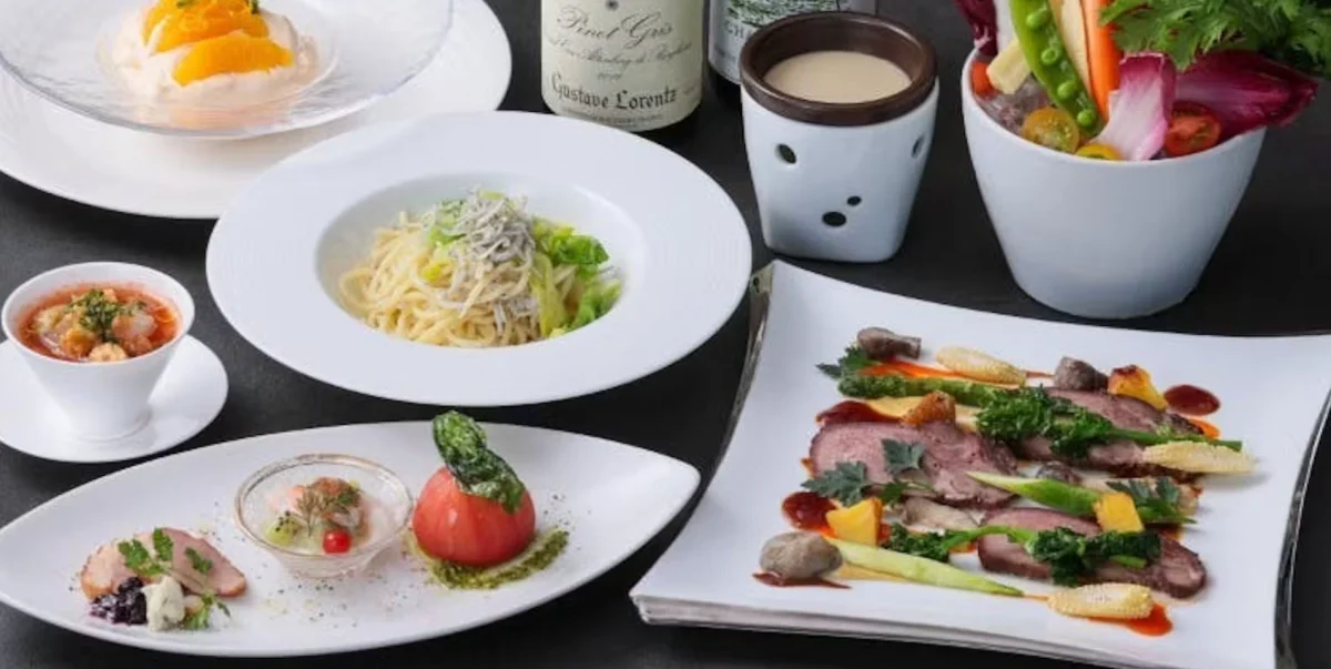 贅沢な素材を楽しむ洗練された料理 | 【最大10名様×お祝いディナー】国産牛や季節の味わいを堪能!選べる贅沢フルコース全2種+メッセージ付きプレート★最上階の夜景とベイサイドホテルアジュール竹芝で過ごす特別なひととき