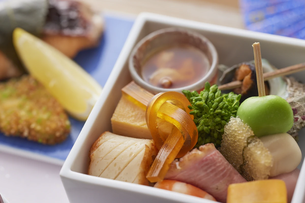 美と伝統が融合した会席料理と記念日を盛り上げる乾杯用シャンパン | 【Anny限定！個室確約 アニバーサリー/長寿祝いプラン】贅沢な会席料理【藍】全8品＆乾杯シャンパン＋メッセージ付きデザートプレート★渋谷の有名ホテルの日本料理店でお祝い★