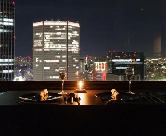 最上階33階から望む絶景夜景が、特別な一日を彩る
