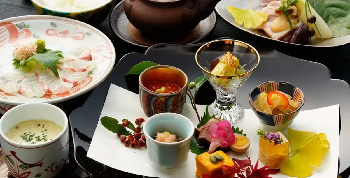 心躍る華やかな豪華懐石料理に舌鼓 | 【個室確約★プロポーズプラン】ラメ付き11本バラの花束と共にロマンティックなプロポーズ★季節味わう懐石コース全9品+光る演出付きモエシャンパンフルボトル+メッセージプレート+ミニケーキ★サンシャイン60内の絶景望む天空レストラン