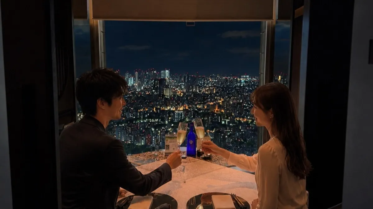 高層階からの絶景がプロポーズの瞬間を後押し! | 【個室確約★プロポーズプラン】ラメ付き11本バラの花束と共にロマンティックなプロポーズ★季節味わう懐石コース全9品+光る演出付きモエシャンパンフルボトル+メッセージプレート+ミニケーキ★サンシャイン60内の絶景望む天空レストラン