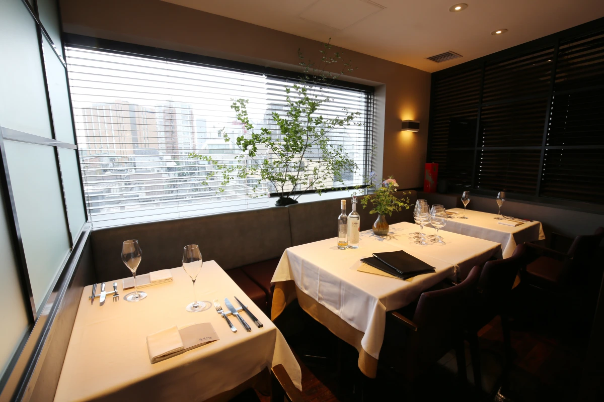 自然光あふれる店内で過ごす贅沢なお祝いランチ | 【最大8名まで可★贅沢なお祝いランチプラン】厳選食材を使用したメインとデザートが選べるコース+メッセージ付きプレート★恵比寿駅徒歩4分の好立地