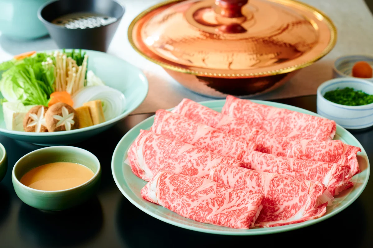 舌の上でとろけるような黒毛和牛サーロインなど極上の肉3種をご用意 | 【アニバーサリープラン】黒毛和牛サーロインなど3種や、旬野菜のしゃぶしゃぶ食べ放題ディナー+乾杯スパークリング★奥渋谷に佇むしゃぶしゃぶの名店で上質な肉に舌鼓