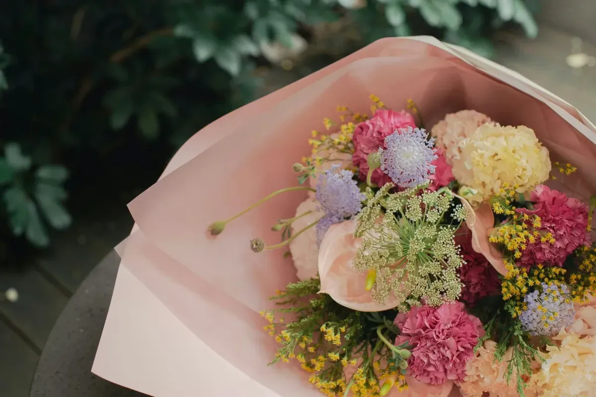 サプライズで花束を渡したいです。手配してもらえますか?